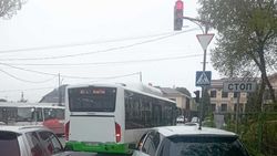 Автобус №42 заехал за стоп-линию, проехал на красный и повернул со второго ряда. Фото горожанина