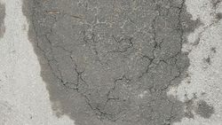 Трещины на новом тротуаре по Каралаева. Фото