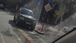 Range Rover, у которого более 200 тыс. сомов штрафов, припарковали в неположенном месте. Фото