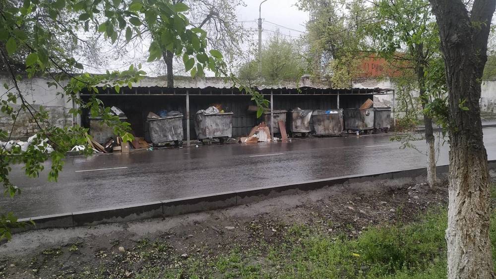 Почему на Жантошева стало мало мусорных баков? Фото горожанина