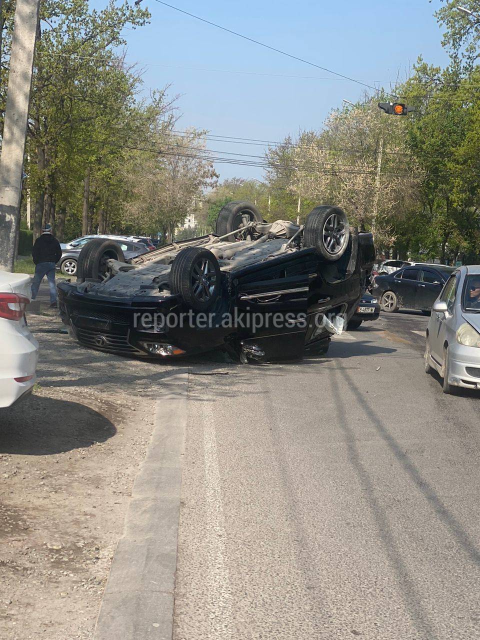 На Айни перевернулся «Лексус». Фото очевидца