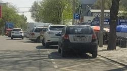 Водители паркуются на остановке на Московской. Фото горожанина