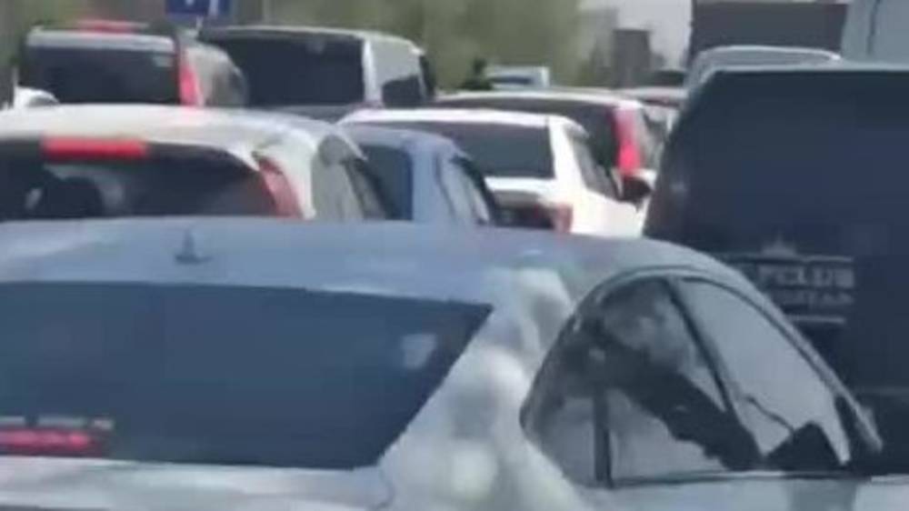 Пробка на трассе в аэропорт «Манас» из-за ДТП. Видео