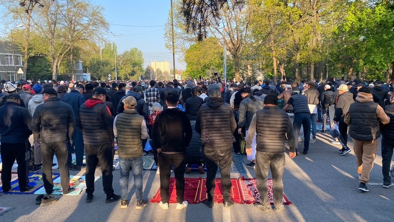 Celebratory mass Eid prayer held in Bishkek old square (in Pictures) - Vimarsana News