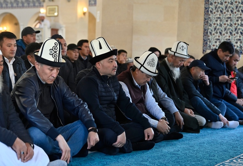 Speaker, Deputy Cabinet Head, MPs take part in Eid prayer - Vimarsana News
