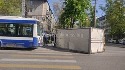 На Московской-Турусбекова в Бишкеке столкнулись фургон и троллейбус. Фото