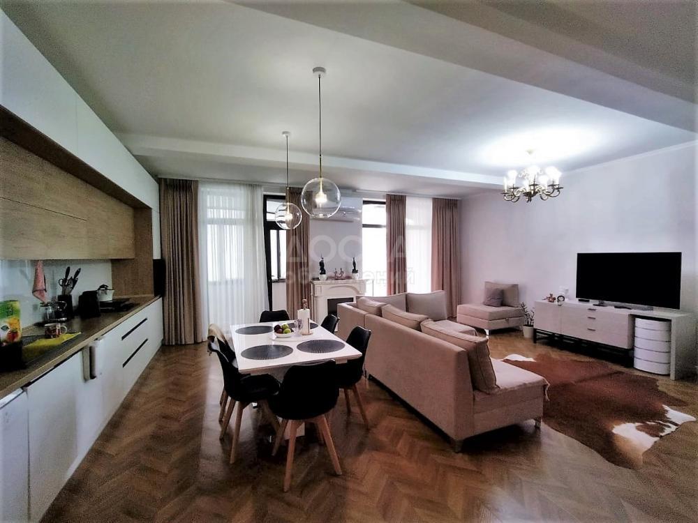 Продаю 4-комнатную квартиру, 135кв. м., этаж - 3/3, ул. Малдыбыева (район парка Ататюрка).