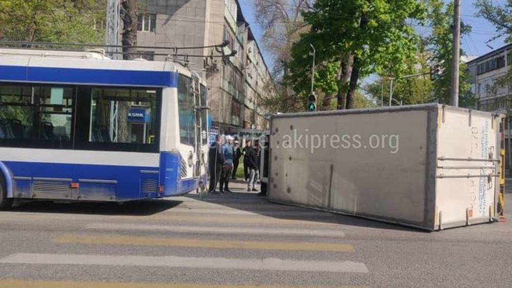 Подробности ДТП с участием троллейбуса и фургона