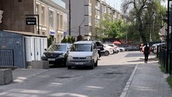 На Киевской-Гоголя машины паркуют в два ряда. Фото горожанина