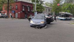 Еще одно ДТП на Московской-Турусбекова. Пострадали две машины, знак и бордюр. Фото