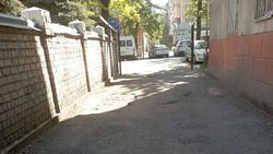 Горожанка жалуется на состояние дороги во дворе дома на Турусбекова. Фото
