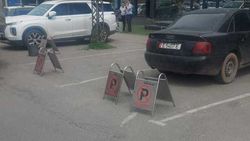 Законно ли на Шопокова поставили ограничители парковки? Фото горожанина