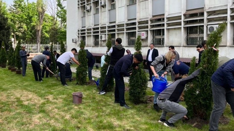 Foreign consuls plant trees around Foreign Ministry of Kyrgyzstan in Bishkek - Vimarsana News