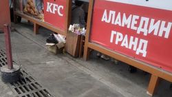 Остановка по Жибек Жолу, где Аламединский рынок, осталась без скамеек, - бишкекчанин