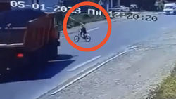 В Кара-Суйском районе КамАЗ задавил велосипедиста. Видео
