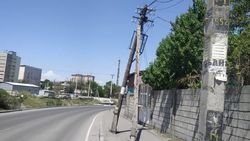 На ул.Торекула Айтматова накренился столб. Фото