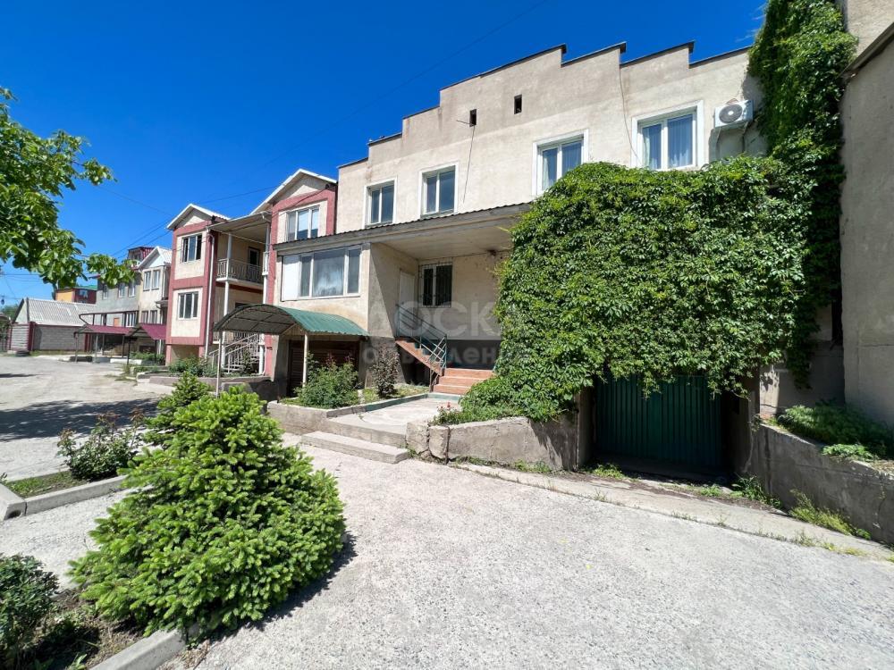 Продаю 5-комнатную квартиру, 138кв. м., этаж - 2/2, мкр-он Достук.