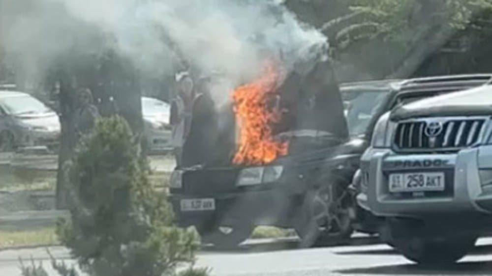 На Южной магистрали загорелась машина. Видео