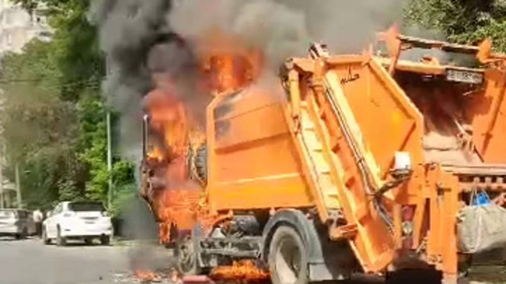 Еще видео, как горел мусоровоз на Боконбаева