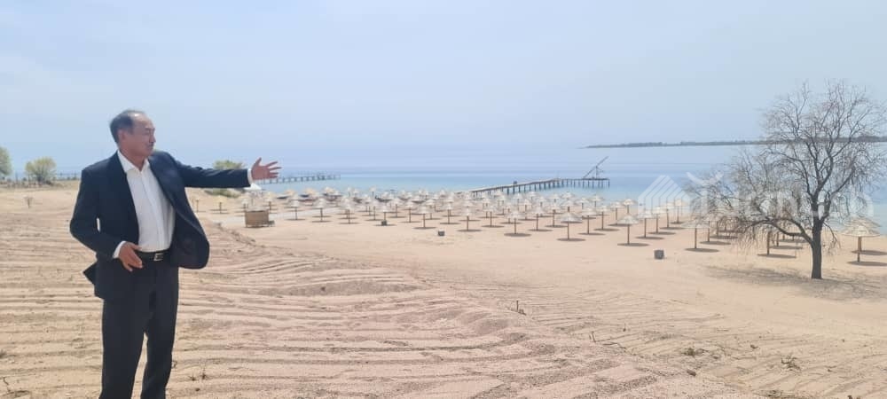 Алымкадыр Бейшеналиев на пляже оздоровительно-реабилитационного комплекса «Алтын балалык»