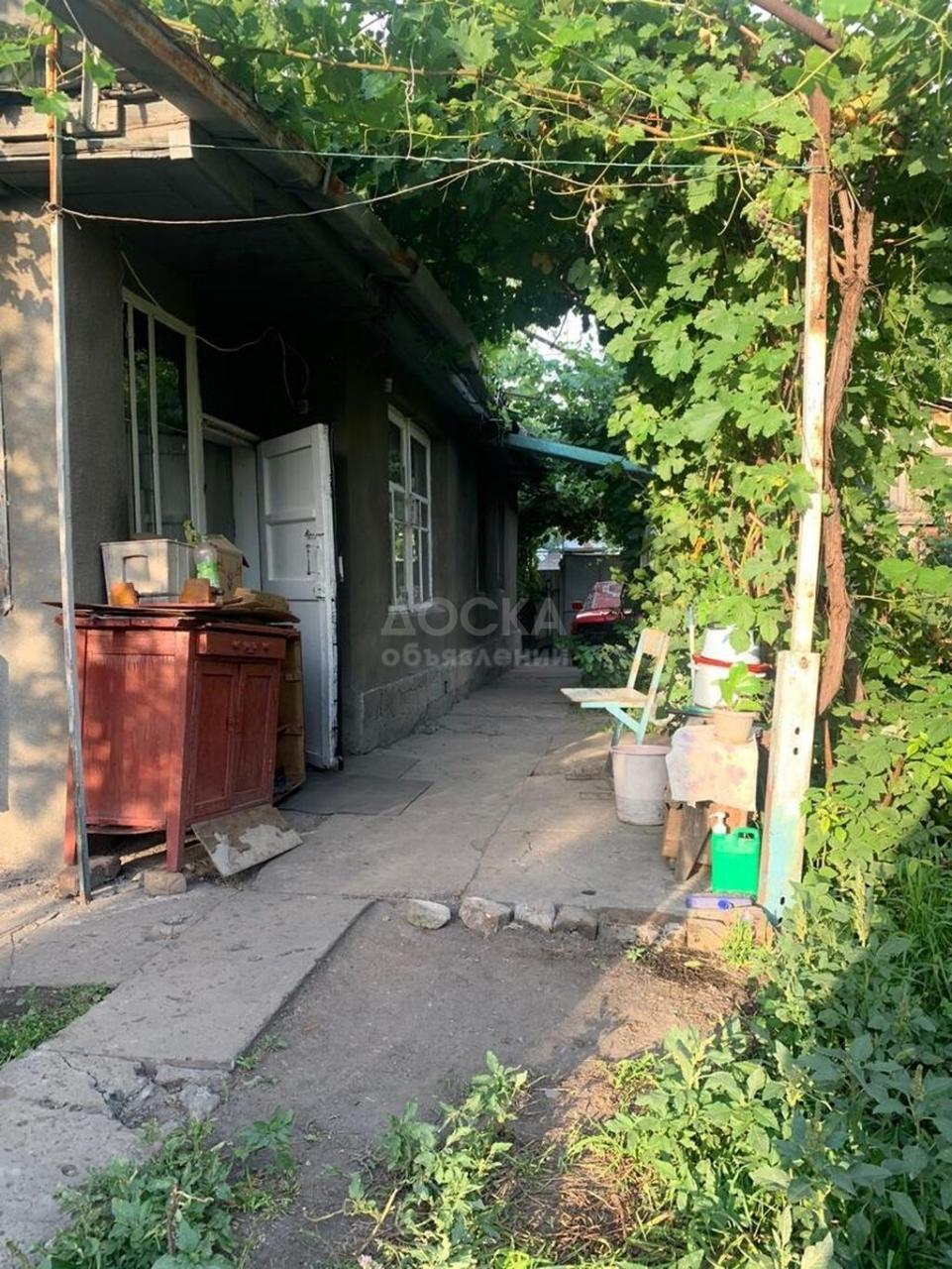 Продаю дом 3-ком. 70кв. м., этаж-1, 7-сот., стена кирпич, в центре города Восточный автовокзал. Отличный и перспективный р-н, р-н Куренкеева/Осмонкула,.