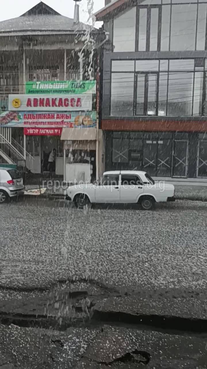 В городе Ноокат прошли град, дождь и сели, пишет местный житель