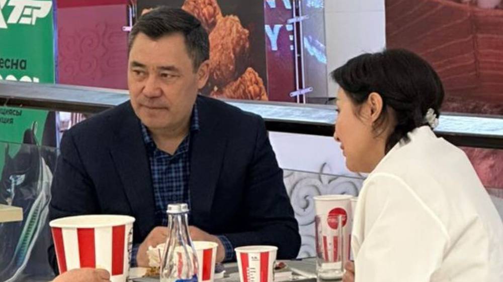 Президент Садыр Жапаров с супругой посетили кафе в одном из ТЦ