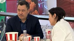 Президент Садыр Жапаров с супругой посетили кафе в одном из ТЦ