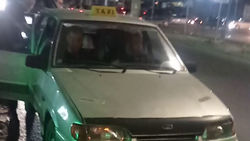 Таксисты паркуются на проезжей части Южной магистрали, мешая общественному транспорту. Видео горожанина