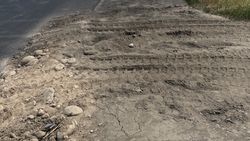 Стройка на Дэн Сяопина уничтожила часть дороги, газон и тротуар. Фото горожанина