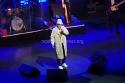 Меладзе на концерте в Бишкеке выступил в кыргызском чапане и калпаке