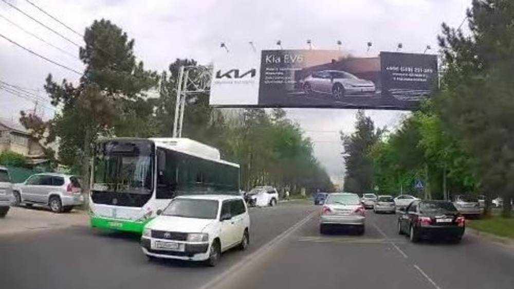 На Юнусалиева столкнулись «Крузак» и новый автобус. Видео с места ДТП