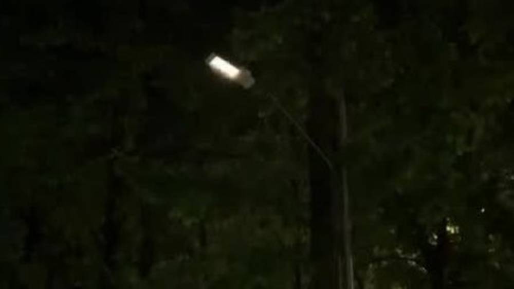 Неисправный светильник на Алматинке. Видео горожанина