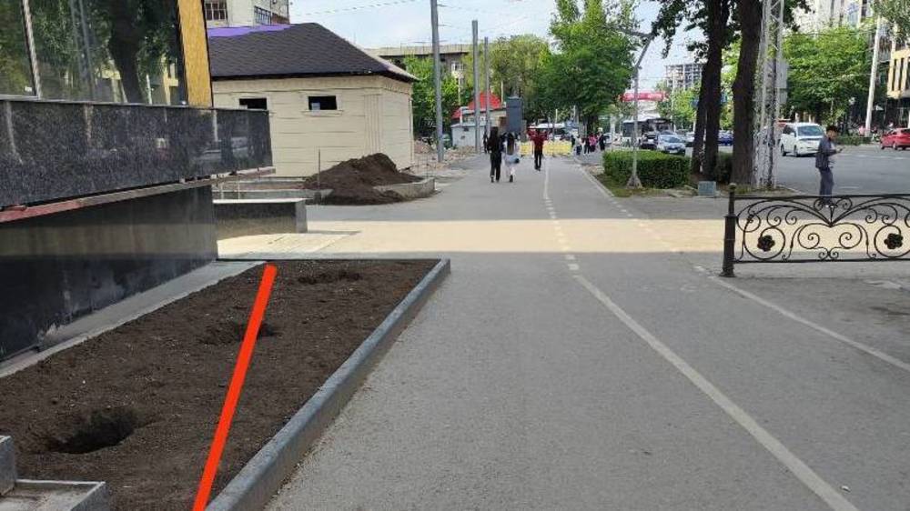 Горожанин просит расширить тротуар на Советской. Фото
