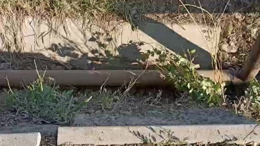 Почему водопроводная труба на Южной магистрали проходит по арыку? Видео горожанина