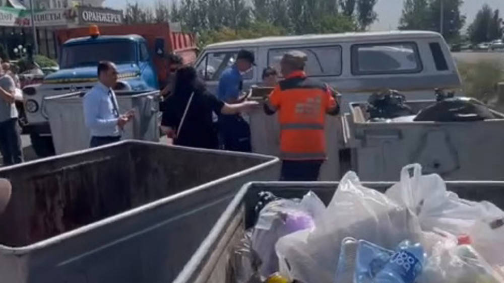 Женщины «отбирают» у работников «Тазалыка» мусорные баки. Видео горожанина