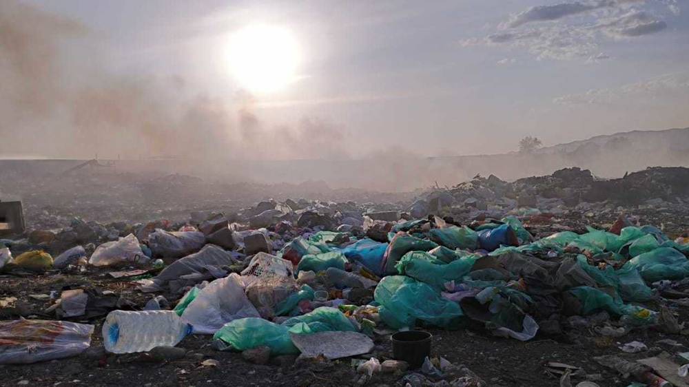 «Здесь даже солнца не видно». Как горит и дымит мусорный полигон в селе Искра. Видео и фото