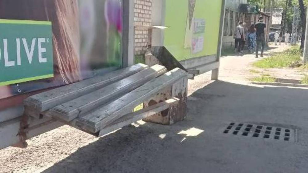 На остановке на Горького сломана скамейка. Фото