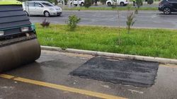 «Бишкекасфальтсервис» спустя полтора года заделал яму на велодорожке на Южной магистрали. Фото