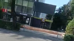В городе нет воды, а возле ГУМ «Чынар» поливают тротуар. Видео горожанина