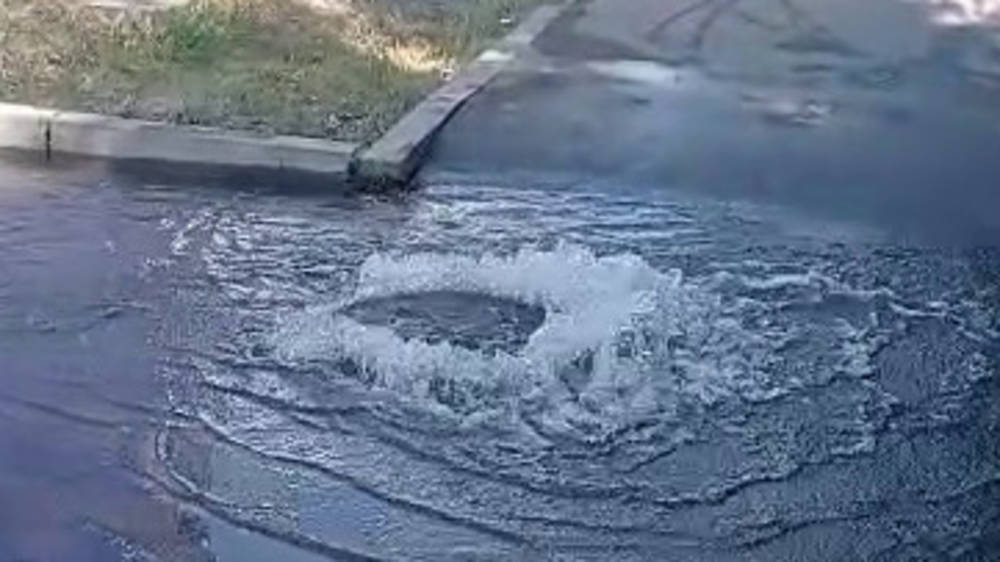 Нехватка воды в Бишкеке. В Аламедине-1 вода из люка топит тротуар. Видео