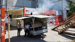 Жители 11 мкр жалуются на дым от кухни на колесах. Фото