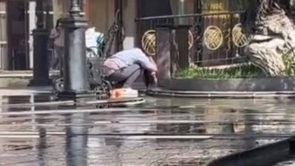 В центре Бишкека девушка помыла голову в фонтане. Видео