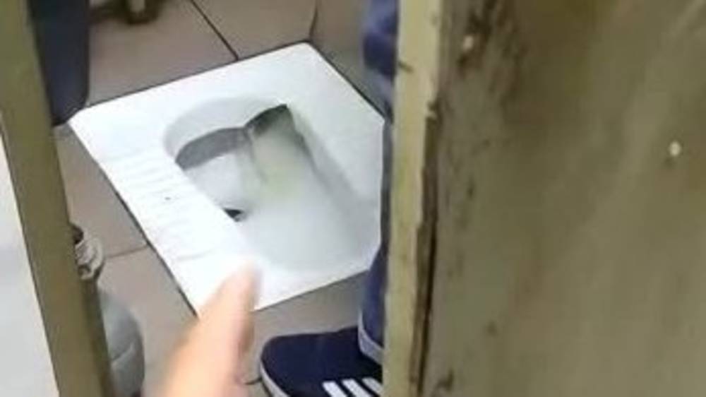 В туалете на Ошском рынке непрерывно течет вода. Видео