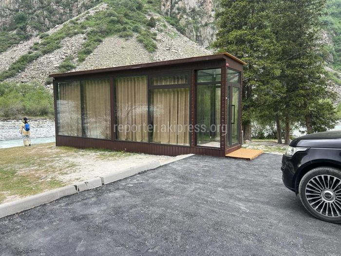 В парке Ала-Арча построили коттедж. Законно ли? Фото горожанина