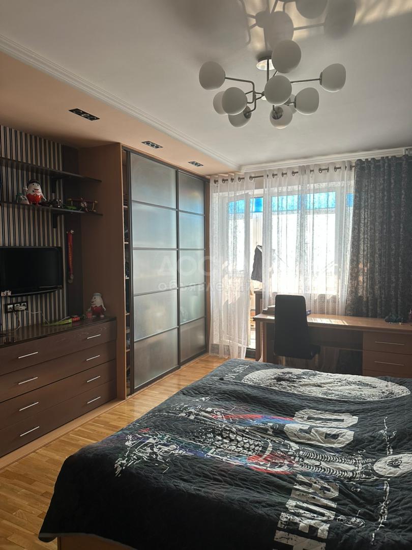 Продаю 4-комнатную квартиру, 184кв. м., этаж - 2/6, Исанова\Московская "Куттубай".