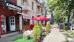 Кафе Kapadokya использует тротуар для летней площадки. Фото горожанина