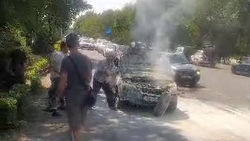 На Ахунбаева загорелась машина, прохожие помогли потушить. Видео