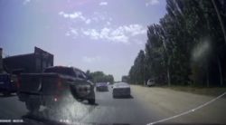 Водитель жалуется на водителя «Тойоты Тундра», который подрезал его на перекрестке