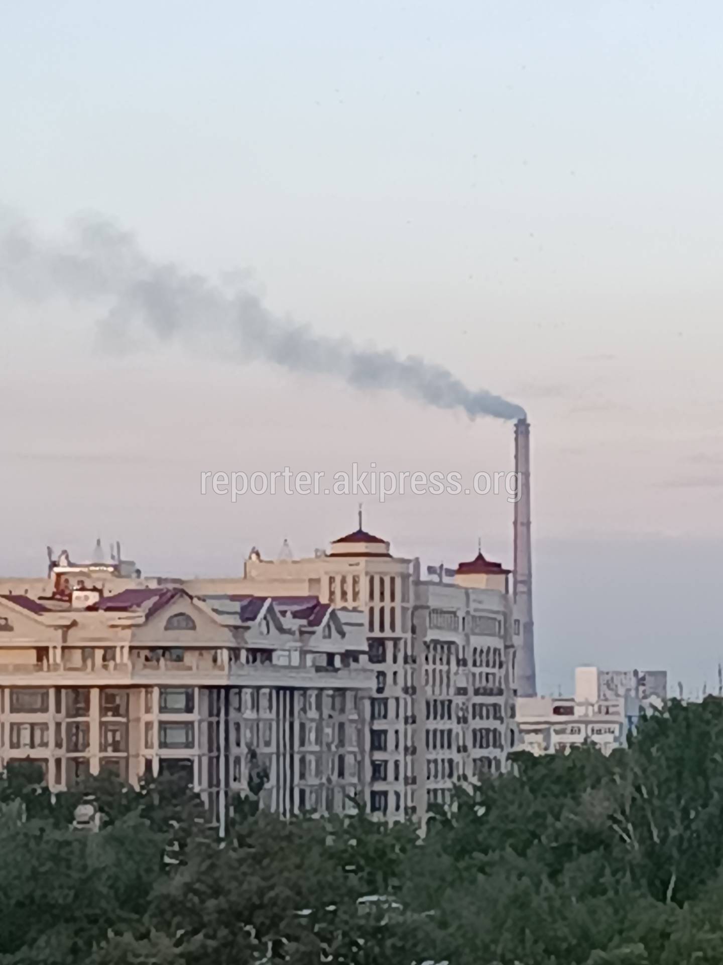 Сегодня папу не избрали». Черный дым из трубы ТЭЦ. Фото